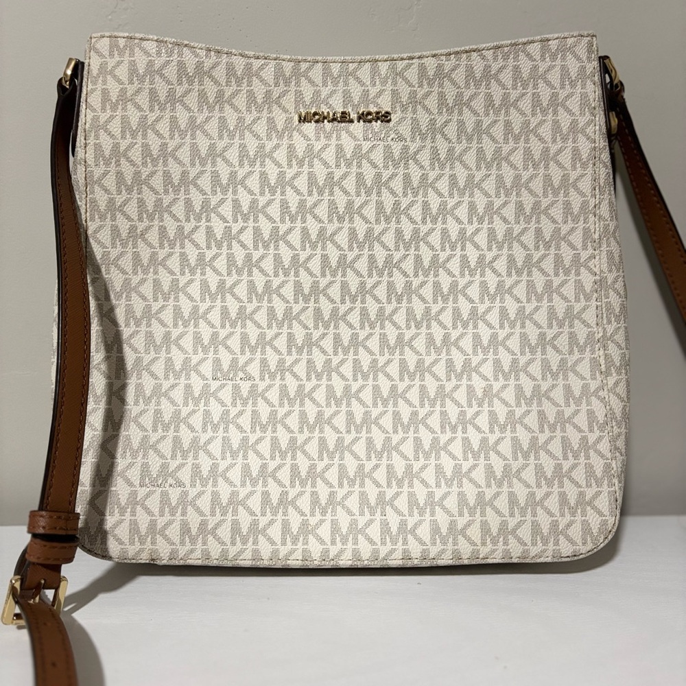 Michael Kors Cream Crossbody Bag with Gold Accents - Picture 4 of 8